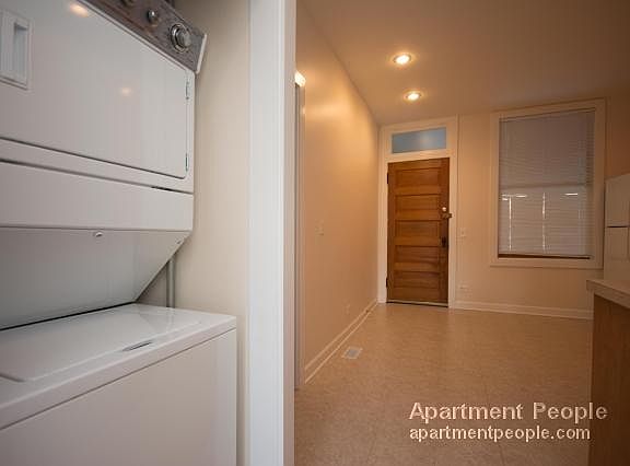 5th image of 2238 W Melrose St #1