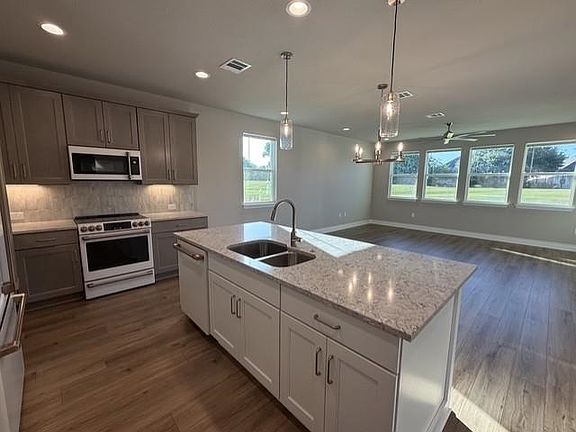 3rd image of 107 Preston Trail