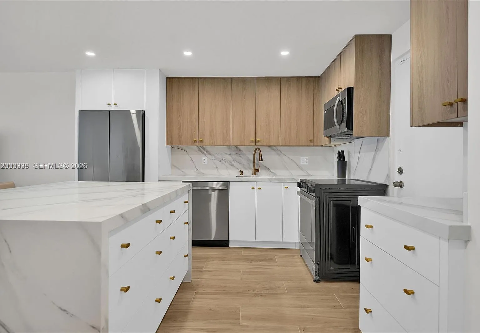 Alexander Towers Condo — Photo 2