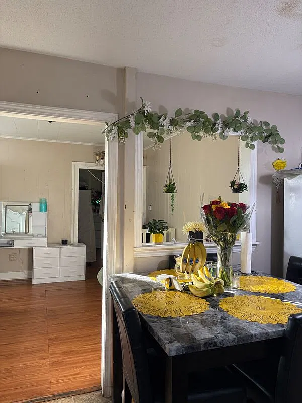 2 bed, 1.0 bath, 920 sqft, $1,900 — Photo 2
