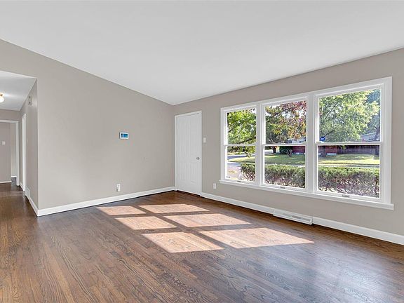 5th image of 315 Saint Edward Ln