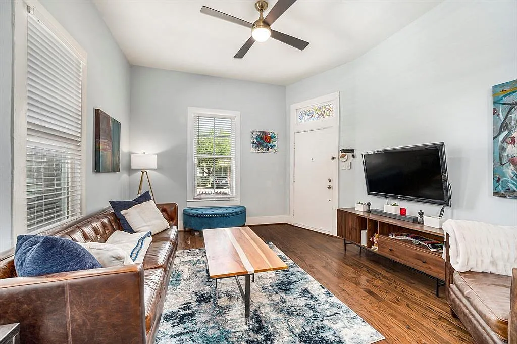 2 bed, 2.0 bath, 908 sqft, $2,700 — Photo 3