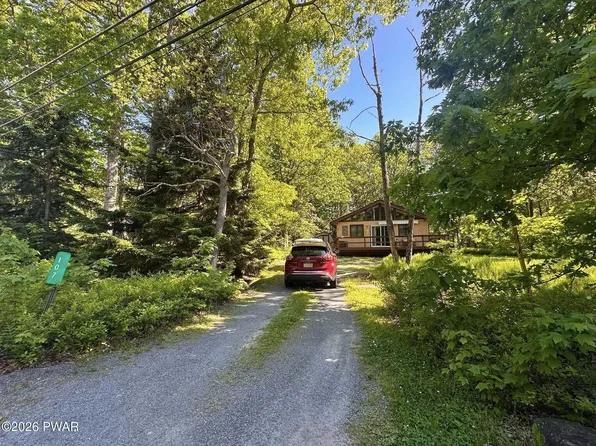 107 Fetlock Dr, Hawley, PA 18428
