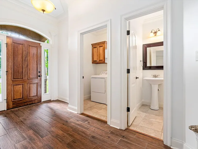 1060 Linlen Ave — Photo 2