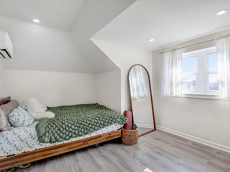 606 Beach Ave #3 — Photo 6