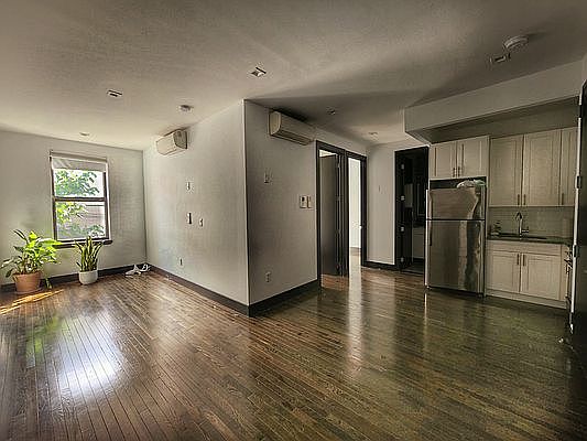 3rd image of 216 Knickerbocker Ave APT 2R