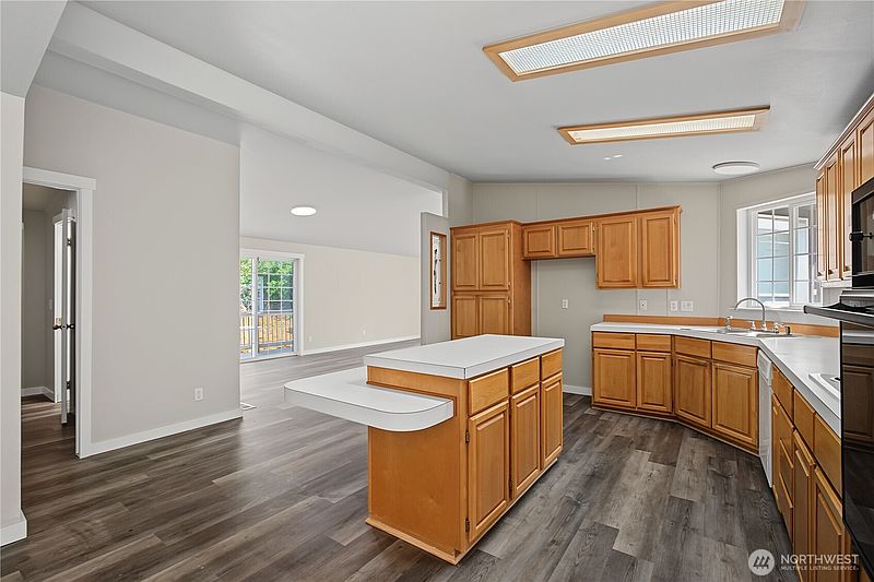 5th image of 438 E Mommsen Street