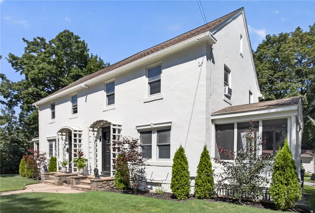 3 bed, 1.0 bath, 1144 sqft, $2,300 — Photo 1