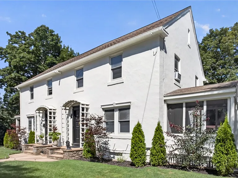 476 Providence St — Photo 1
