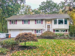 15 Reed St, Hauppauge, NY 11788