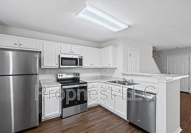 807 Barrington Woods Cv — Photo 1