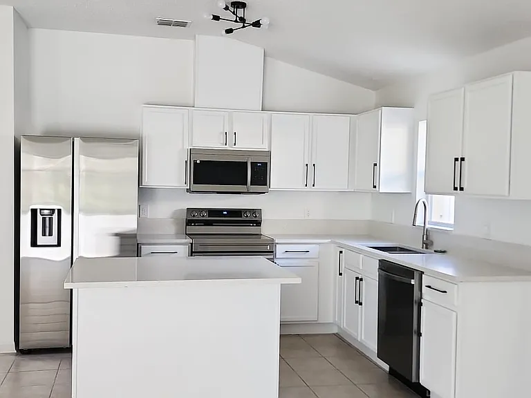 5804 Mariposa Cove Ln — Photo 2
