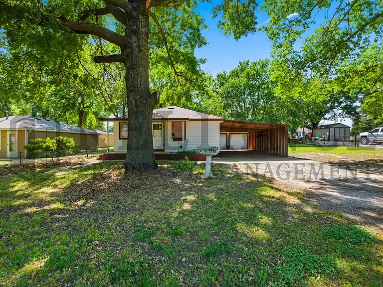 107 S Queen Ave — Photo 1