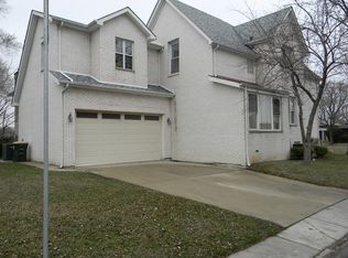 7152 N East Prairie Rd, Lincolnwood, IL 60712