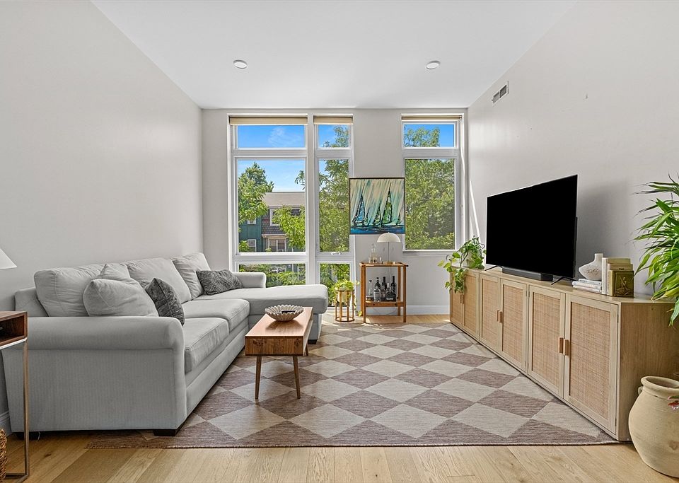 1st image of 170 W Broadway #203