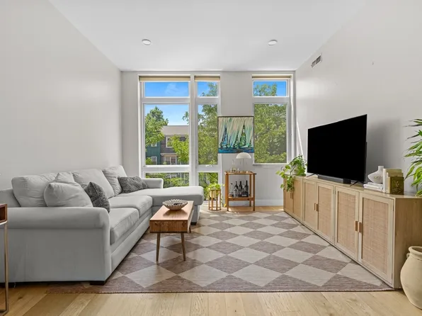 170 W Broadway #203, Boston, MA 02127