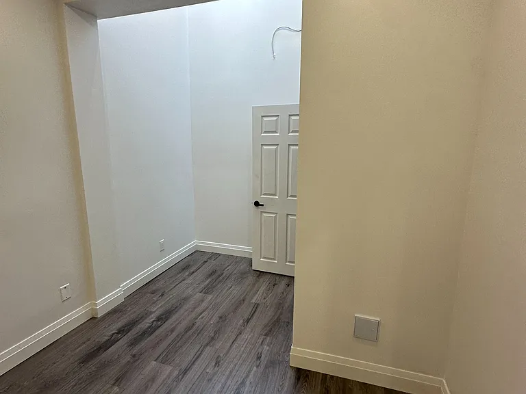 565 Yonge St #4 — Photo 4