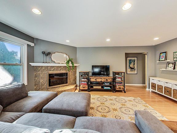 3rd image of 2742 Wilshire Ln