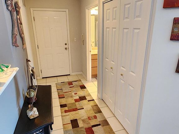 3rd image of 604 Cambridge Ct Unit 2-A