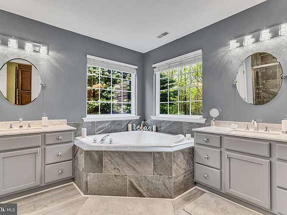 4th image of 1072 Norfolk Dr