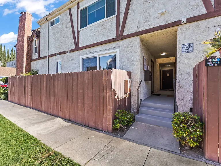 4329 Van Nuys Blvd — Photo 17