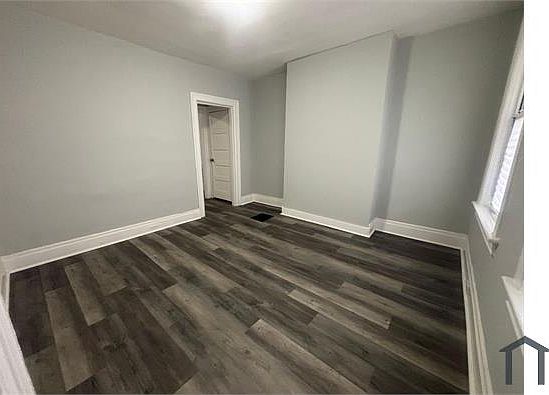 5th image of 1124 Victoria Ave
