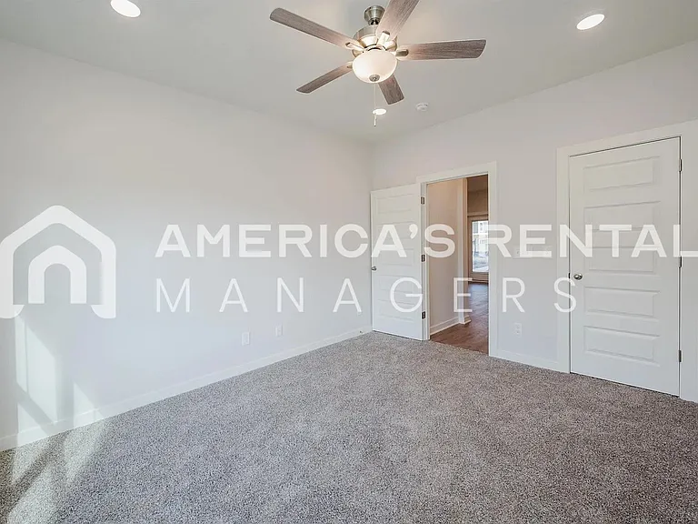 1009 Grand River Blvd W — Photo 18