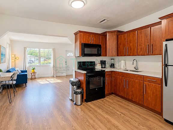 4th image of 2740 Dewey St