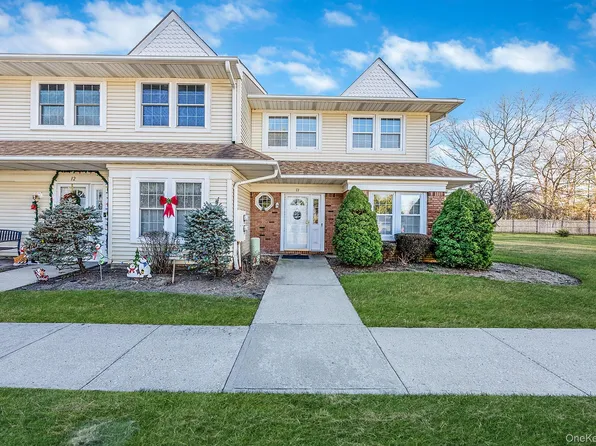 11 Gazebo Lane, Holtsville, NY 11742