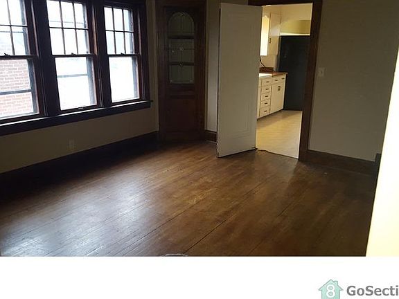 4th image of 832 Hoover Ave #2