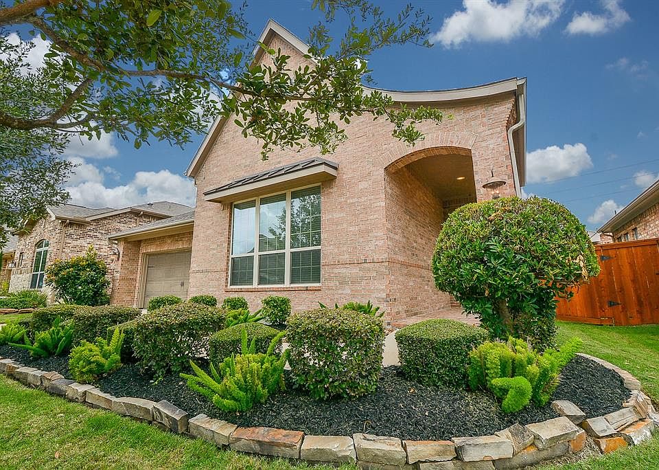 Welcome home to 19114 N Highlands Bayou located in The Heritage at Towne Lake.