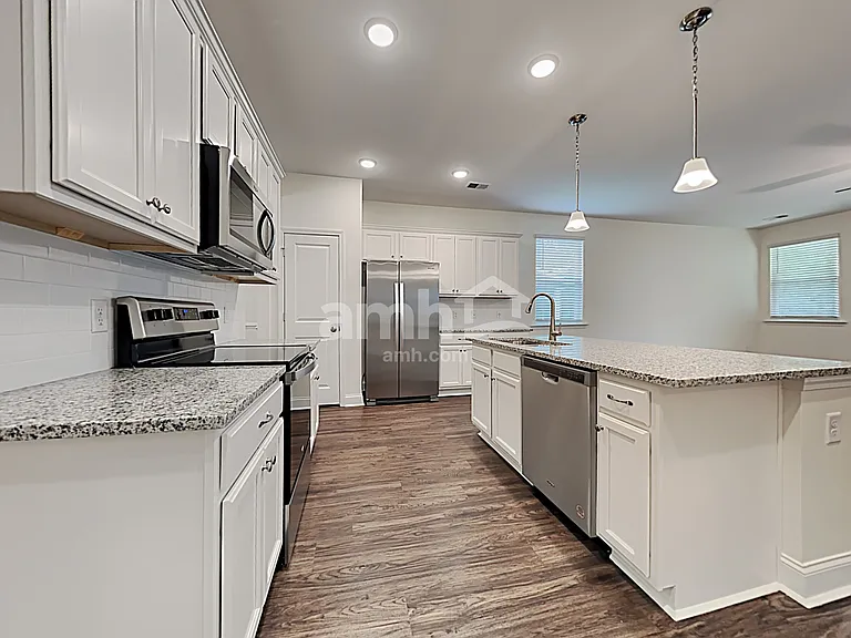 603 E Lionel Rd — Photo 4