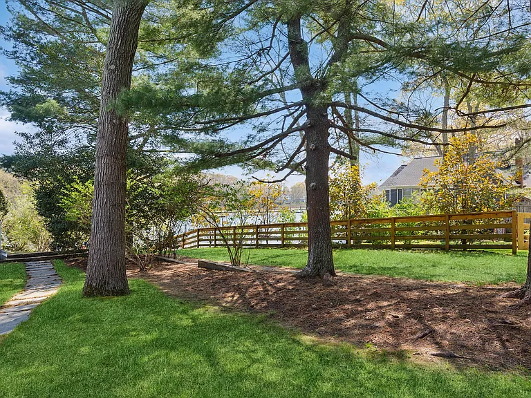 425 Briarwood Ln — Photo 31
