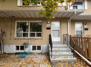 515 Queen Victoria Dr #101, Hamilton, ON L8W 1M9