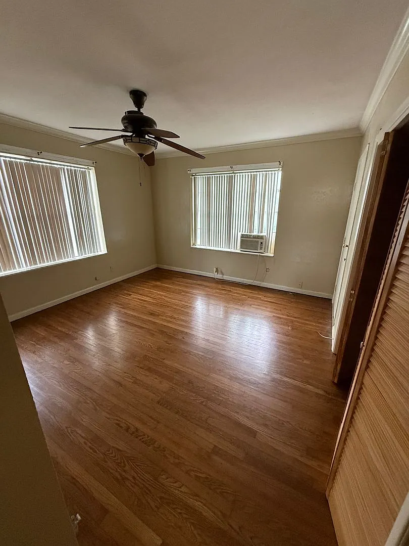 Move In Special Of $500 Off 1st Full Months Rent Welcome To This Charming Tudor-Styled Home In Th... — Photo 3
