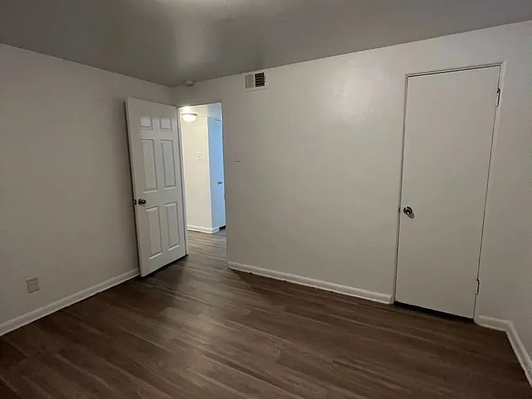 2 Bedroom 1 Bathroom in Delmar Parkway — Photo 7