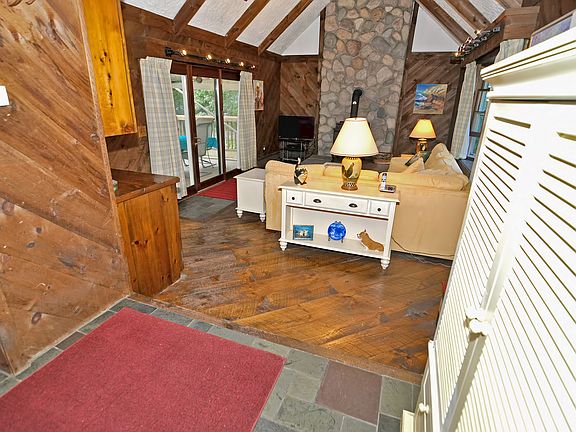 4th image of 24 Oak Hill Dr