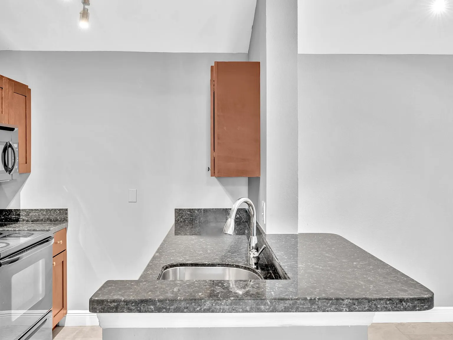 1 bed, 860 sqft, $1,995 — Photo 3