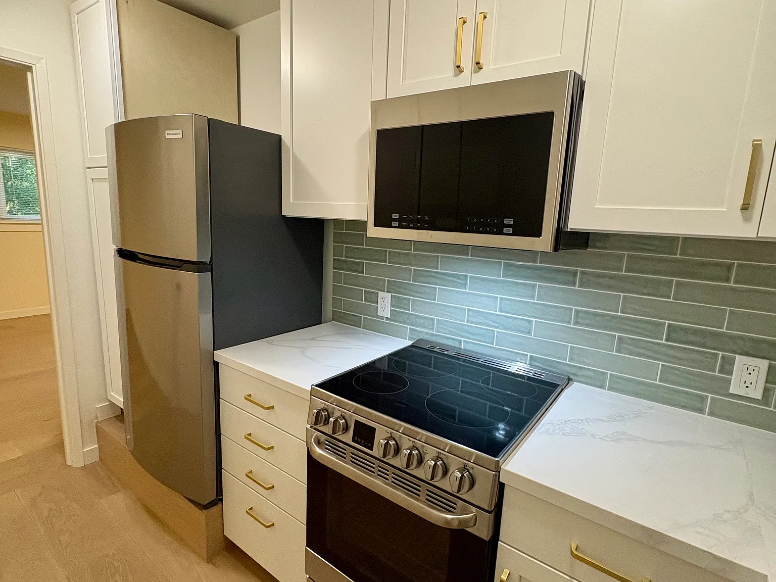 Studio, 420 sqft, $3,100 — Photo 4