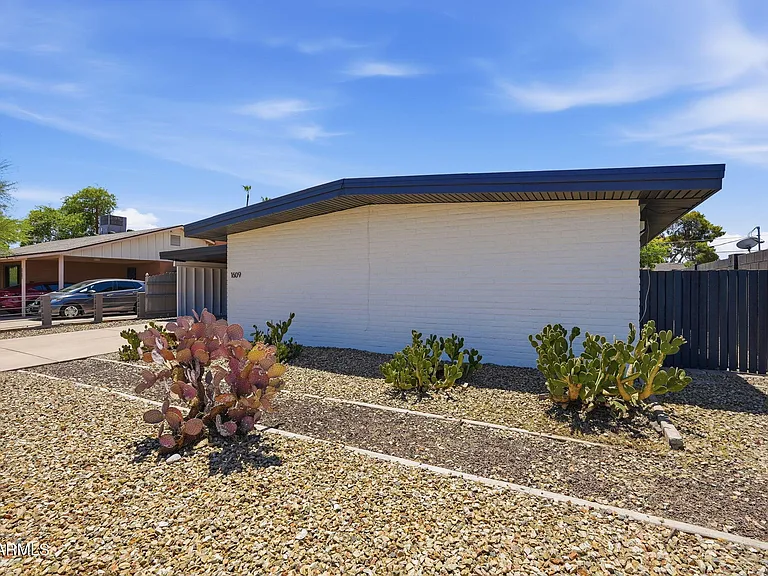 1609 E Gaylon Dr — Photo 3
