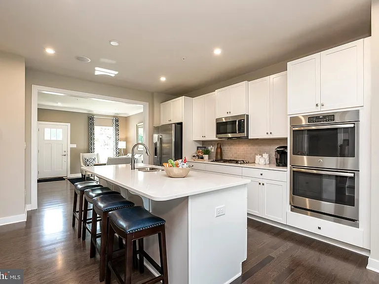 1201 Benjamin Dr — Photo 2