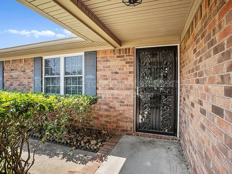 3420 Linderwood Dr — Photo 3
