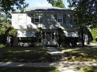 2545 N 94th St, Wauwatosa, WI 53226