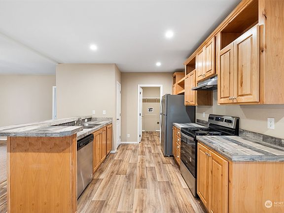 5th image of 1783 Sidney Avenue