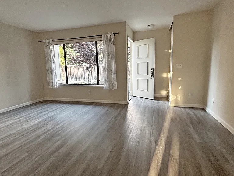 1220 Crescent Ter — Photo 2