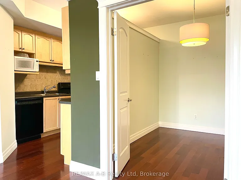 555 King St E #204 — Photo 4