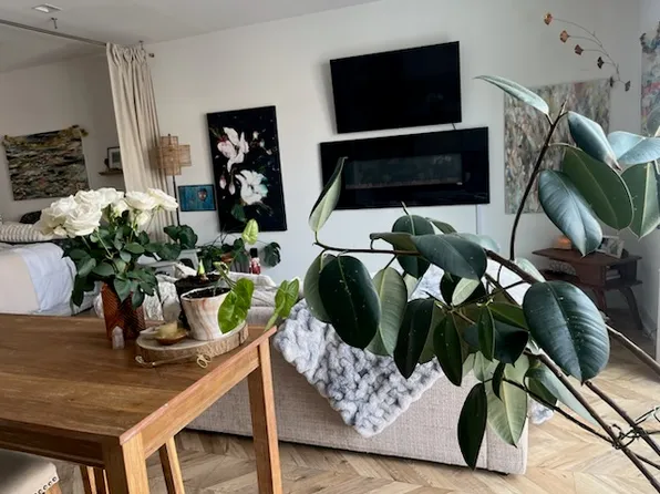 (undisclosed Address), Saratoga Springs, NY 12866