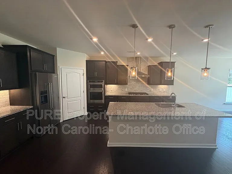 13818 Berkley Ave — Photo 11