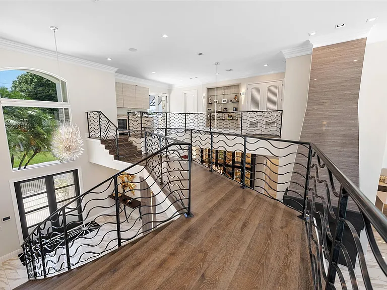 2307 N Riverside Dr — Photo 17