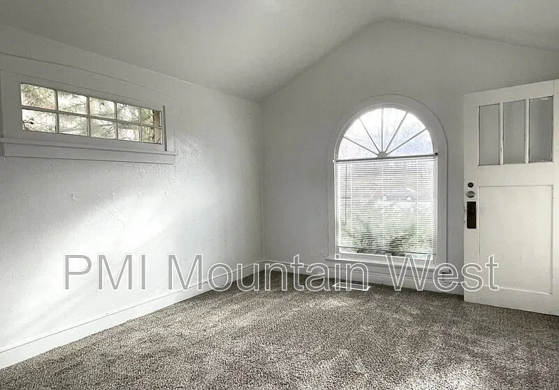 2 bed, 1.0 bath, 950 sqft, $1,325 — Photo 2
